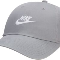 NIKE U NK CLUB CAP U CB FUT WSH L PARTICLE GREY/METALLIC SILVER